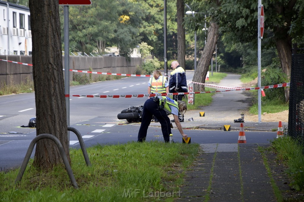 Schwerer Krad PKW Unfall Koeln Muelheim Am Springborn Cottbuserstr P106.JPG - Miklos Laubert